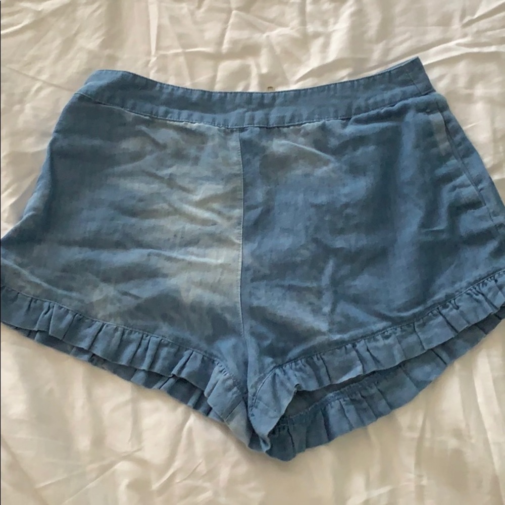 Beautiful Chambray shorts with ruffle detail